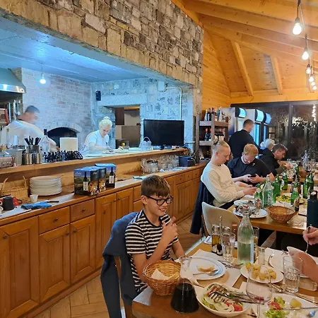 Gjecaj And Restaurant فندق مبيت وإفطار ثيث