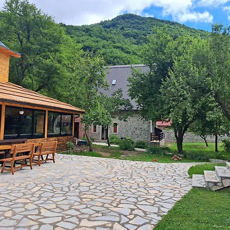 فندق مبيت وإفطار Gjecaj And Restaurant