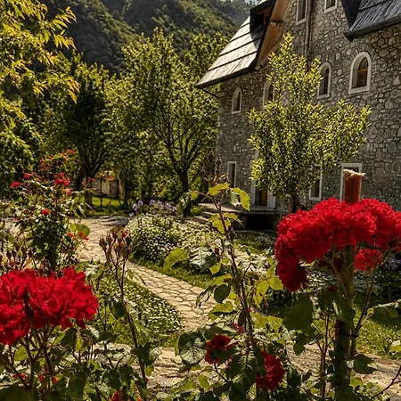 Gjecaj And Restaurant Theth